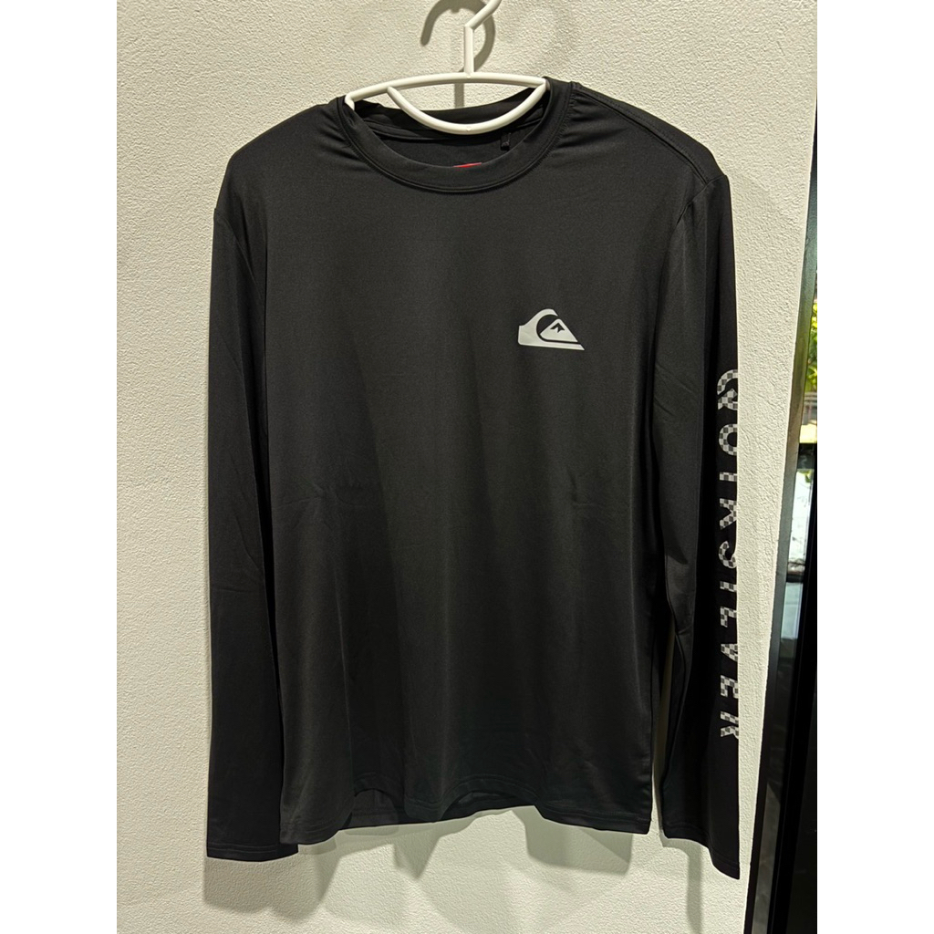 57.QuikSilver เสื้อว่ายน้ำแขนยาว ของแท้ ของใหม่ ผ้าแห้งไว กันแดด UPF50+ มีหลายสี สินค้าพร้อมส่งไวทุกวัน