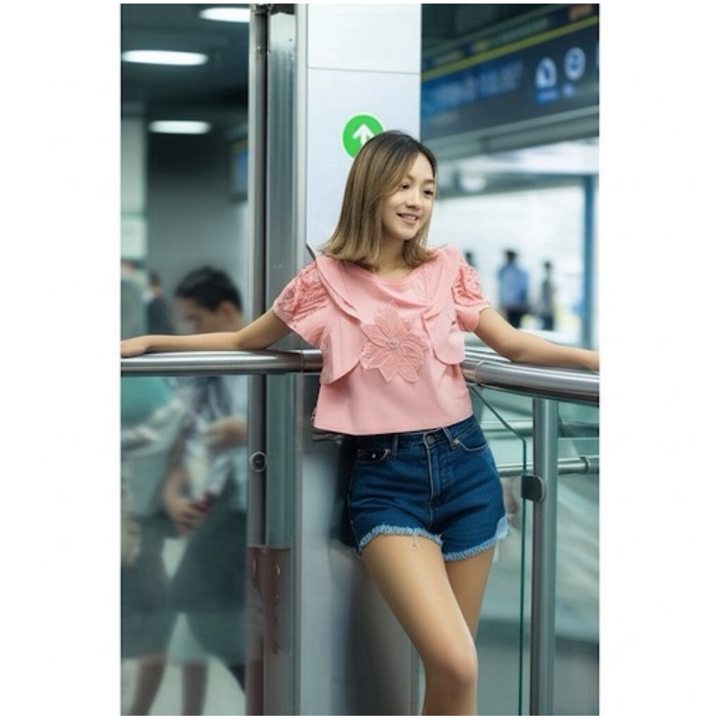 เสื้อยืด เสื้อแฟชั่น งานป้าย Jew_Berry [#10959] เสื้อยืดสีพื้น คอกลม แขนสั้นบ่าระบาย2ชั้นแขนแต่งดอกไม้วนอกแต่งดอกไม้แก้ว – โปรปัง