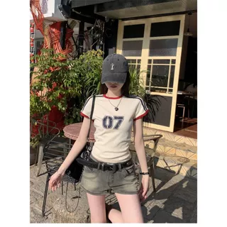 Beryl เสื้อยืดผู้หญิงแฟชั่น เสื้อยืดพิมพ์ลาย แขนสั้นคอกลม สไตล์อเมริกัน ทรงเข้ารูป การออกแบบลายทาง