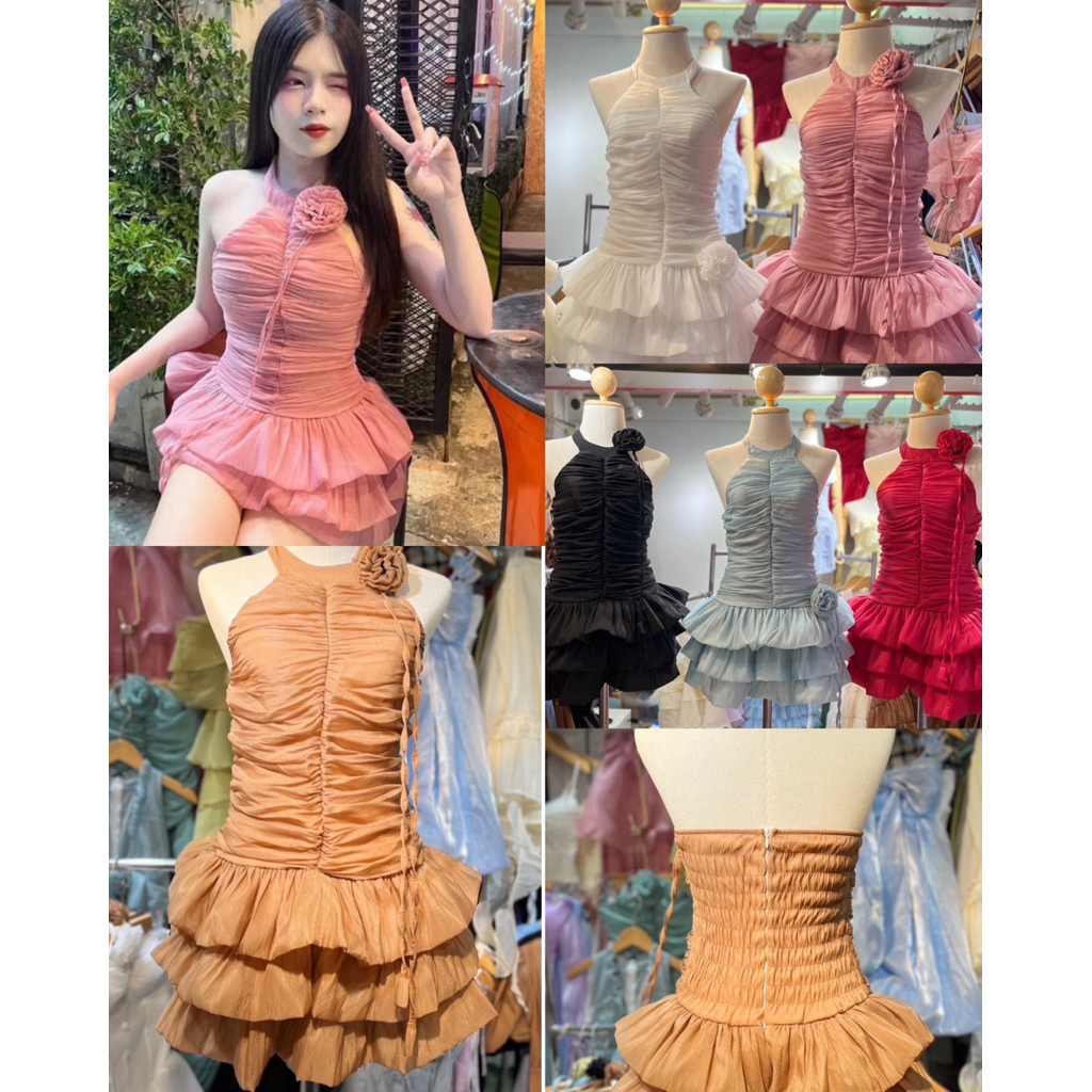ชุดเดรสสั้น ผ้าย่นหน้า ระบาย 3 ชั้น แต่งเข็มกลัดกุหลาบ ด้านหลังสม็อคพร้อมซิป อก : 26-36” เอว :24-32” ยาว : 27” – โปรปัง