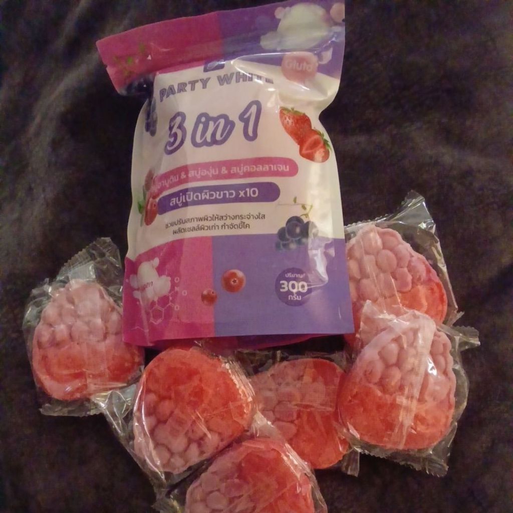 สบู่อาบูติน +องุ่น+คอลลาเจน ช่วยผลัดเซลล์ผิวเก่า ให้ผิวกระจ่างใส บรรจุ 6 ก้อน