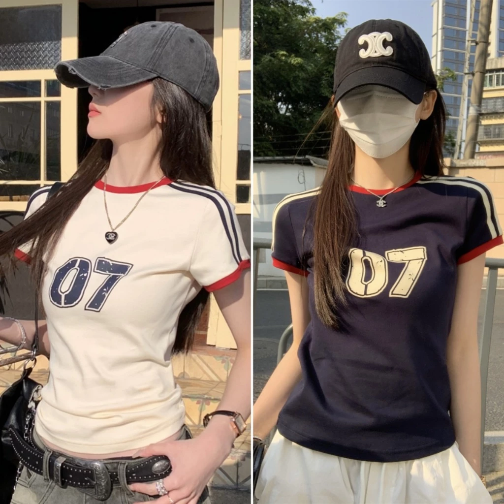 Beryl เสื้อยืดผู้หญิงแฟชั่น เสื้อยืดพิมพ์ลาย แขนสั้นคอกลม สไตล์อเมริกัน ทรงเข้ารูป การออกแบบลายทาง