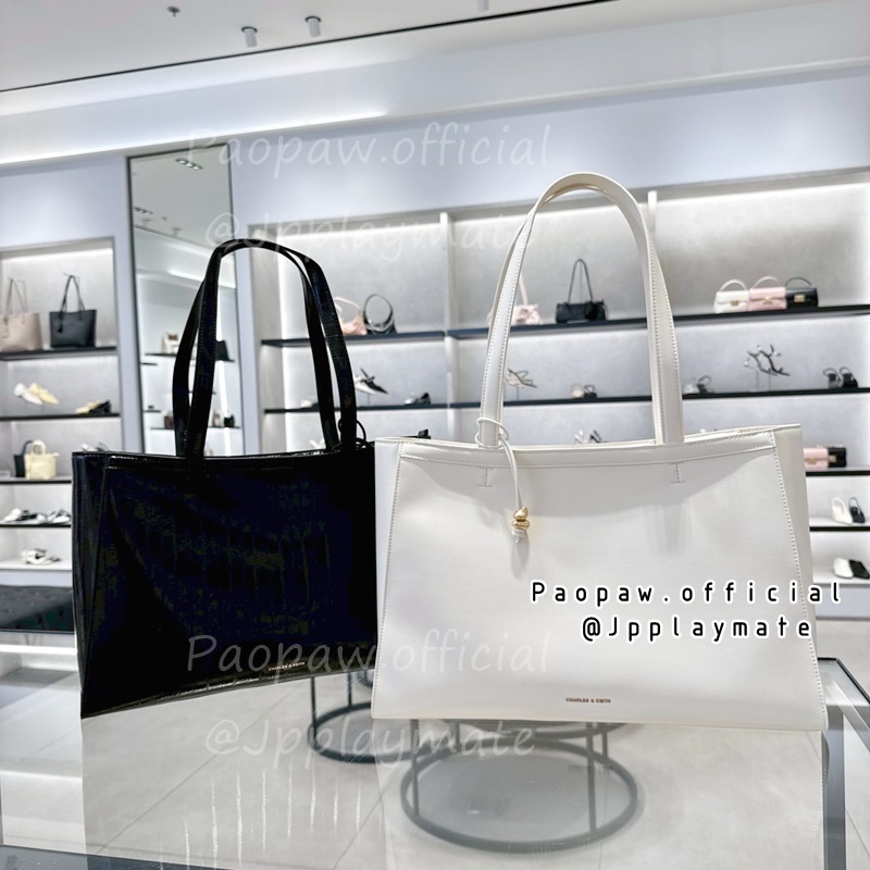 กระเป๋าสะพายข้าง Charles & keith รุ่น Augustine Eel-Effect Sculptural-Detail Tote Bag : CK2-30782684