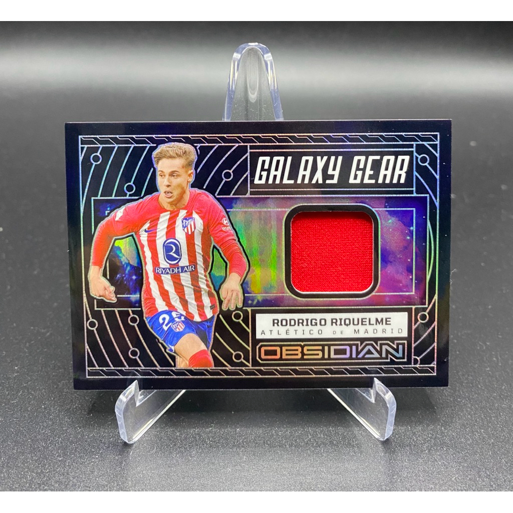 การ์ดฟุตบอล👕ชิ้นส่วนผ้า RODRIGO RIQUELME GALAXY GEAR 194/199 2023-24 PANINI OBSIDIAN SOCCE
