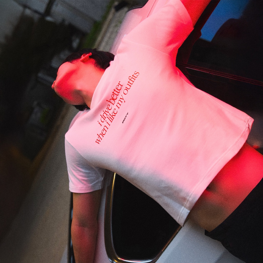 DOTY Quote Coupé Tee - เสื้อยืดทรงครอป ลายสกรีน Quote Word