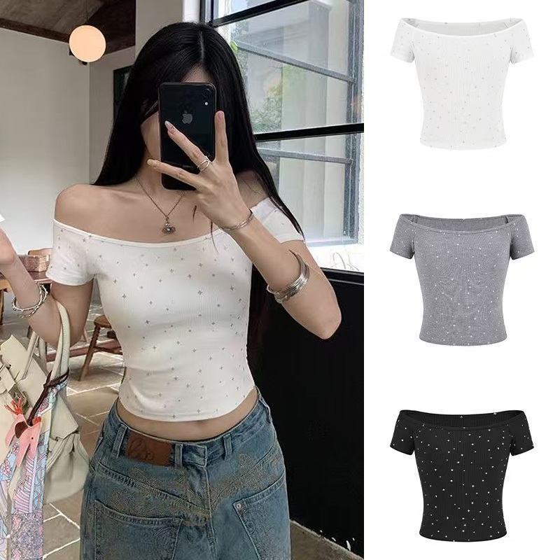 พร้อมส่ง✨เสื้อยืดเปิดไหล่ อเมริกันย้อนยุค เสื้อสายพานแขนสั้น เอวแน่น สลิมฟิต สำหรับผู้หญิง ฤดูร้อนปี 2025 #055