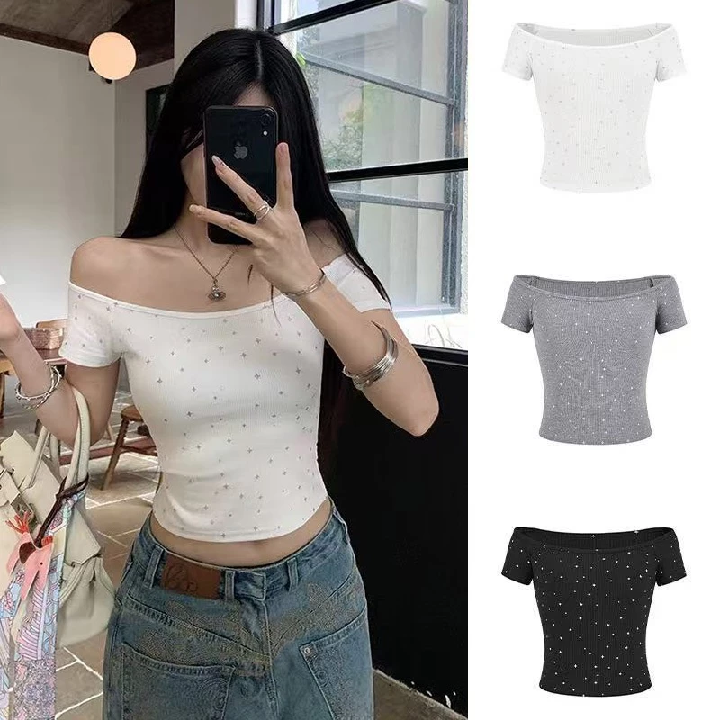 พร้อมส่ง✨เสื้อยืดเปิดไหล่ อเมริกันย้อนยุค เสื้อสายพานแขนสั้น เอวแน่น สลิมฟิต สำหรับผู้หญิง ฤดูร้อนปี 2025 #055