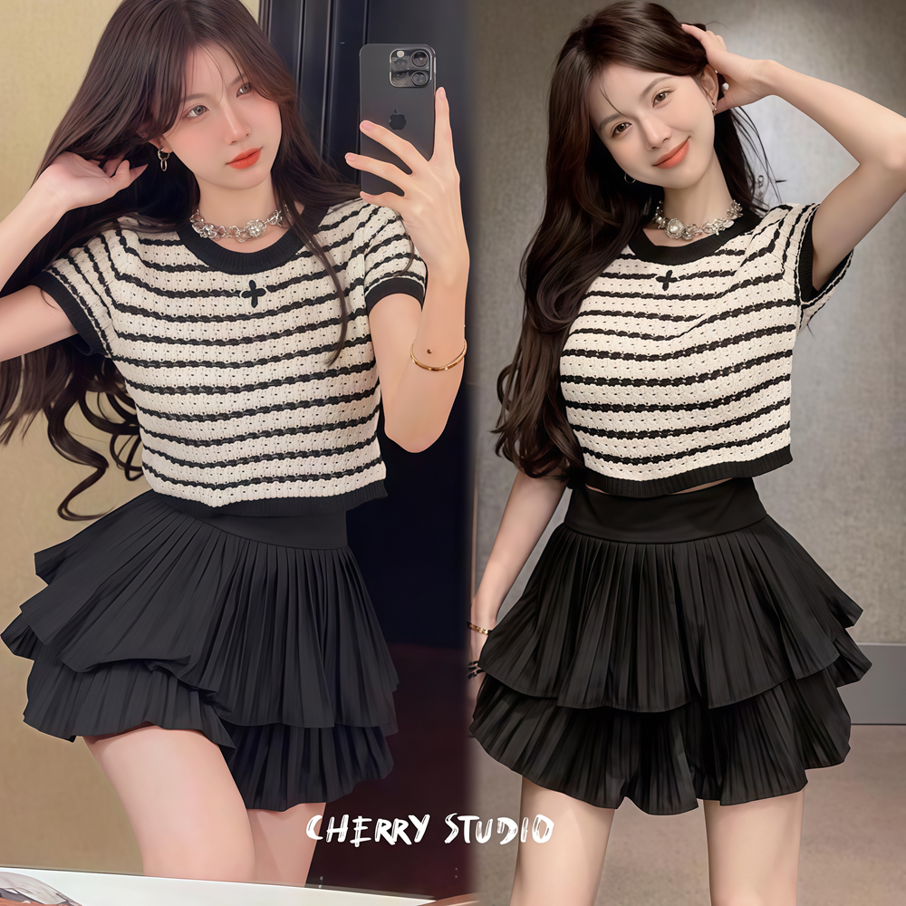 Cherry✨พร้อมส่ง✨ ชุดเซ็ทสไตล์สาวเกาหลี ชุด2ชิ้น เสื้อแขนสั้นไหมพรม+ กระโปรงสั้น พลีทสั้น คุณหนู ดูแพง สำหรับผู้หญิง
