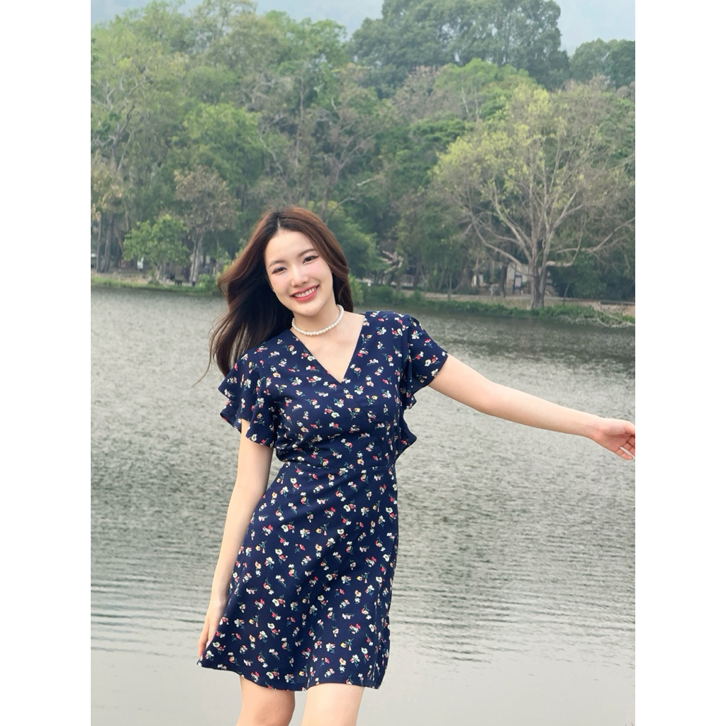 เดรสกระโปรงสั้น คอวี สีกรม แขนระบาย