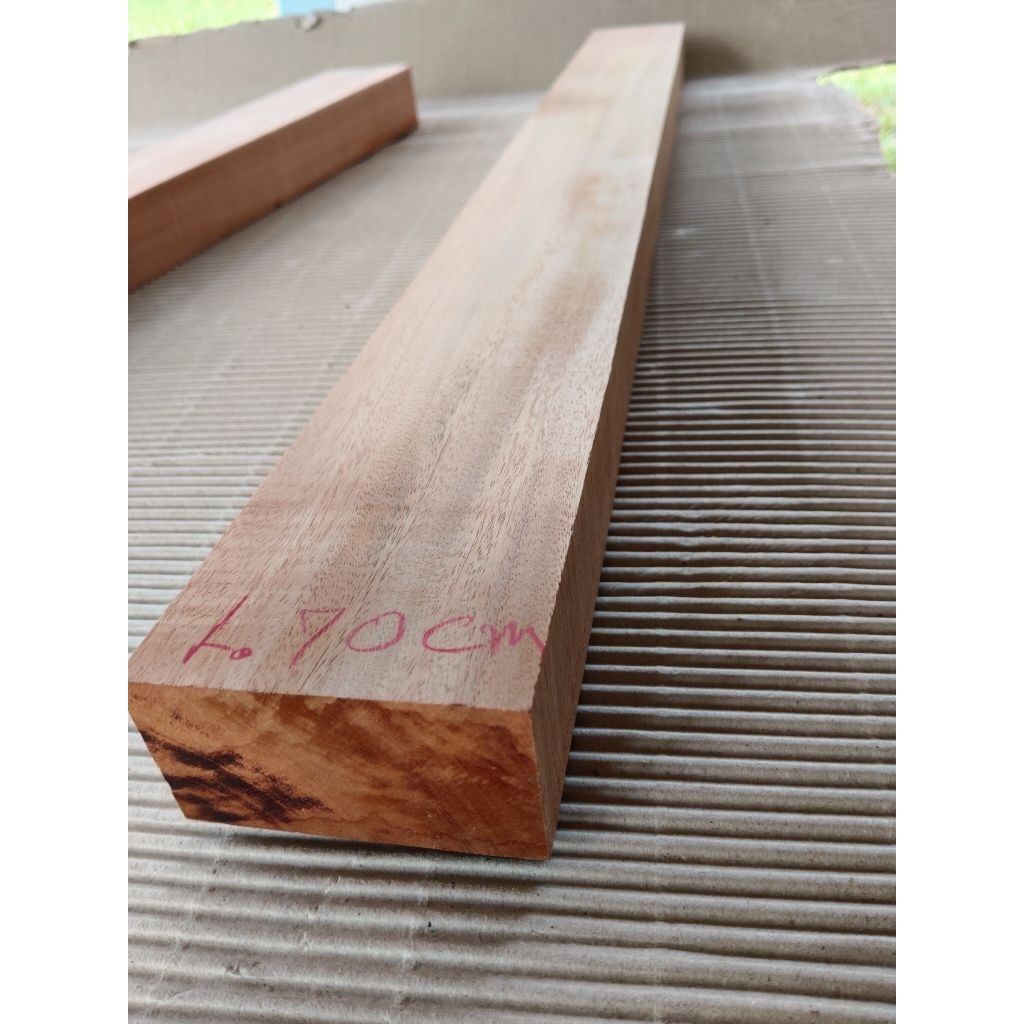 ชิ้นไม้มะฮอกกานีขนาด 7x70x4 cm