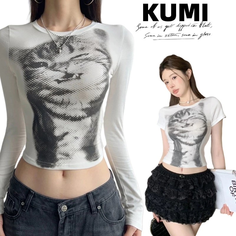 KumiKumi เสื้อยืดรัดรูปผู้หญิง🐱Y2Kเสื้อครอปท็อป แขนยาว แขนสั้น Croptop พิมพ์น้องแมว ผ้ายืดใส่สาย สวาอ้วนใส่ได้