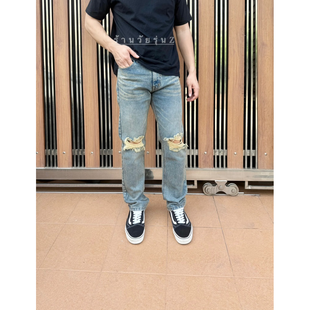 กางเกงยีนส์ทรงกระบอกเล็กแต่งขาดเข่าสองข้องเท่ๆดีเทลใหม่ล่าสุด