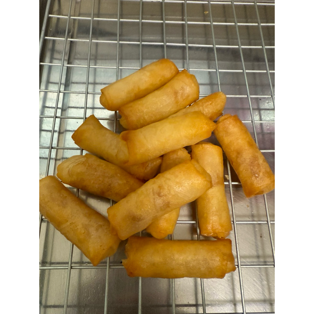 มีบริการส่งด่วน  ปอเปี๊ยะชิ้นเล็ก สำเร็จรูปพร้อมทอด 1แพ็ค 30 ชิ้นใส้วุ้นเส้น แพ็คเจลเย็นจัดส่ง