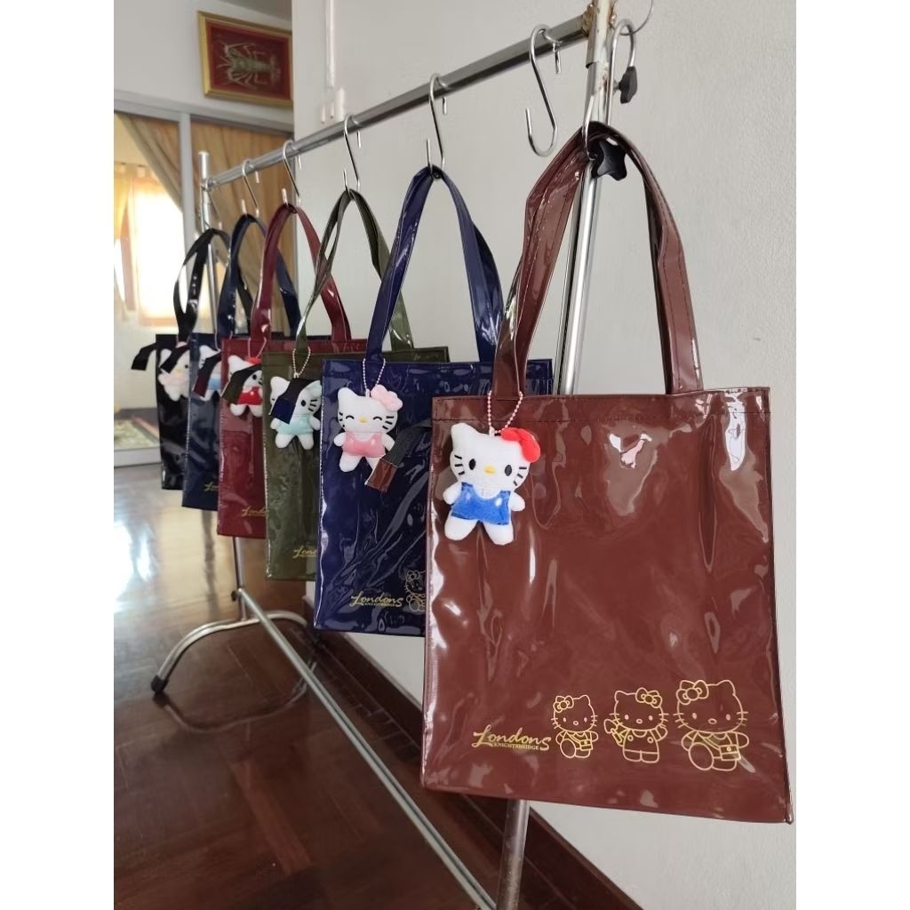กระเป๋าPVCถือหรือสะพาย แบบเรียบเงารุ่น 13 นิ้วสกรีนน้องแมวหน้าหลังขนาดสูง 13 นิ้วกว้าง 11 นิ้วสายยาว 16 นิ้ว