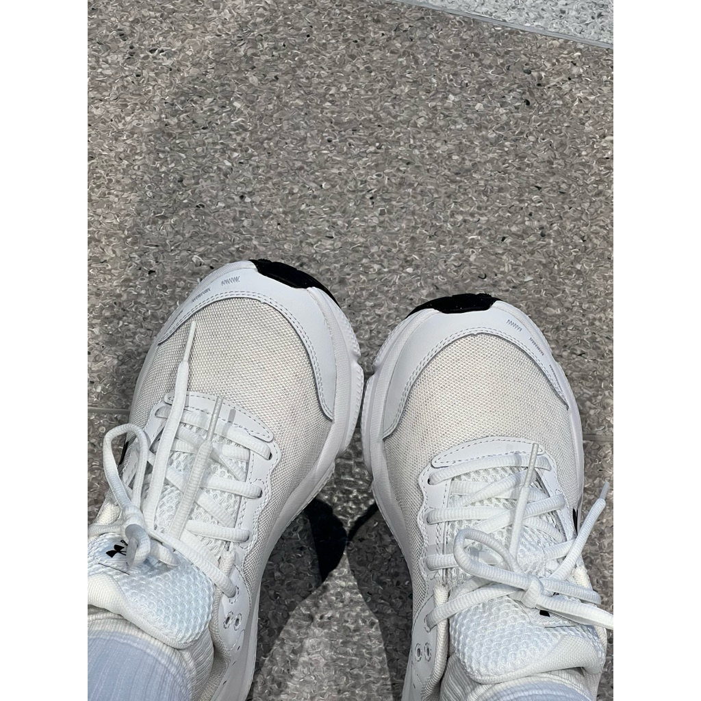 รองเท้าผู้หญิง UNDER ARMOUR 🩶🤍