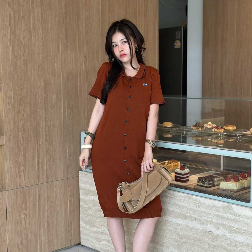 🌈SpinnyHouse🌈เดรสไหมพรม เดรสคอกลมแขนสั้น แต่งกระดุมหน้า ปักโลโก้สวยเก๋ เนื้อผ้าไหมพรมนุ่มยืด สาวอวบใส่ได้ รุ่น เปิดตัว - รูปที่ 2