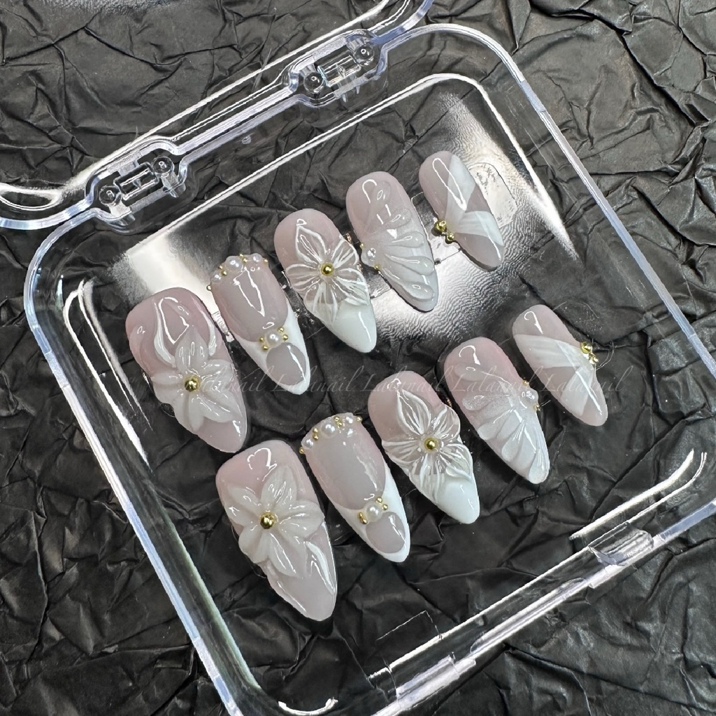 เล็บปลอมสีขาว โทนเรียบร้อยเหมาะกับทุกงาน สินค้าทุกชิ้นเป็นHandmade ทำ1-2วัน เปลี่ยนมุกสีทองเป็นเงินได้แจ้งในแชทค่ะ