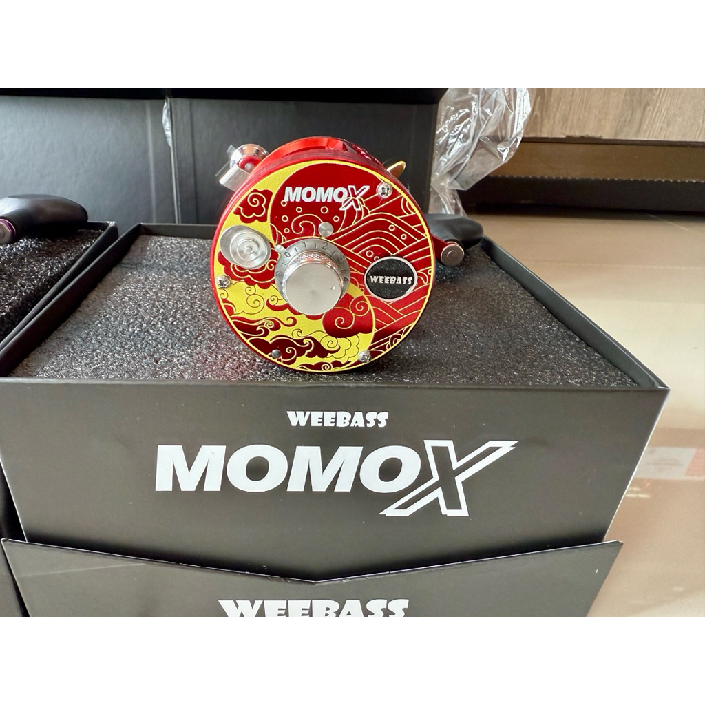 รอกMOMO X.V2 ชุดบอดี้และเฟืองอะลูมิเนียม CNC ผ้าเบรค Carbontex ฝาข้างสกรีนลายกราฟ