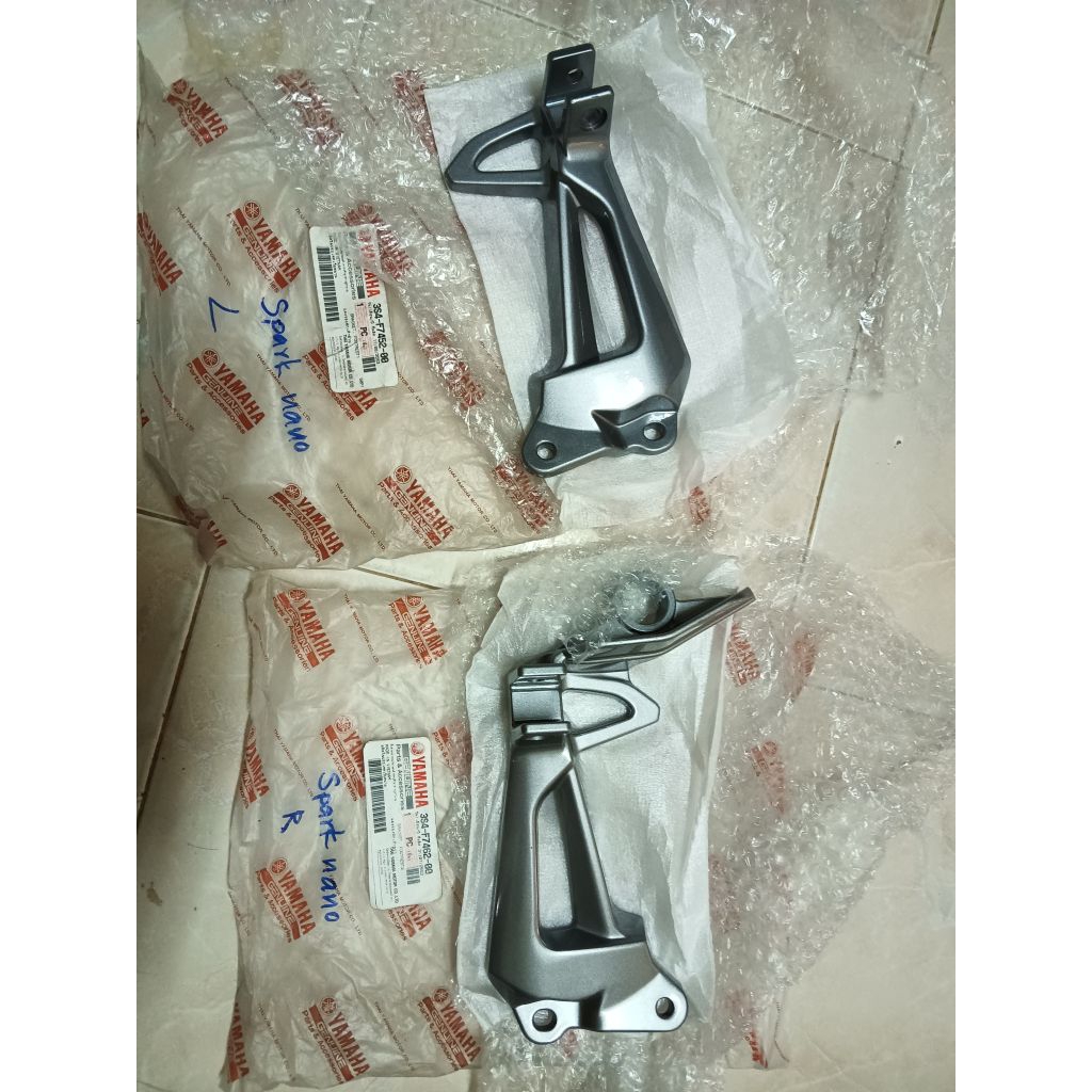 แผงรองพักเท้าขวา แผงรองพักเท้าซ้าย  สำหรับรุ่น SPARK NANO อะไหล่แท้ YAMAHA 3S4-F7462-00,3S4-F7452-00