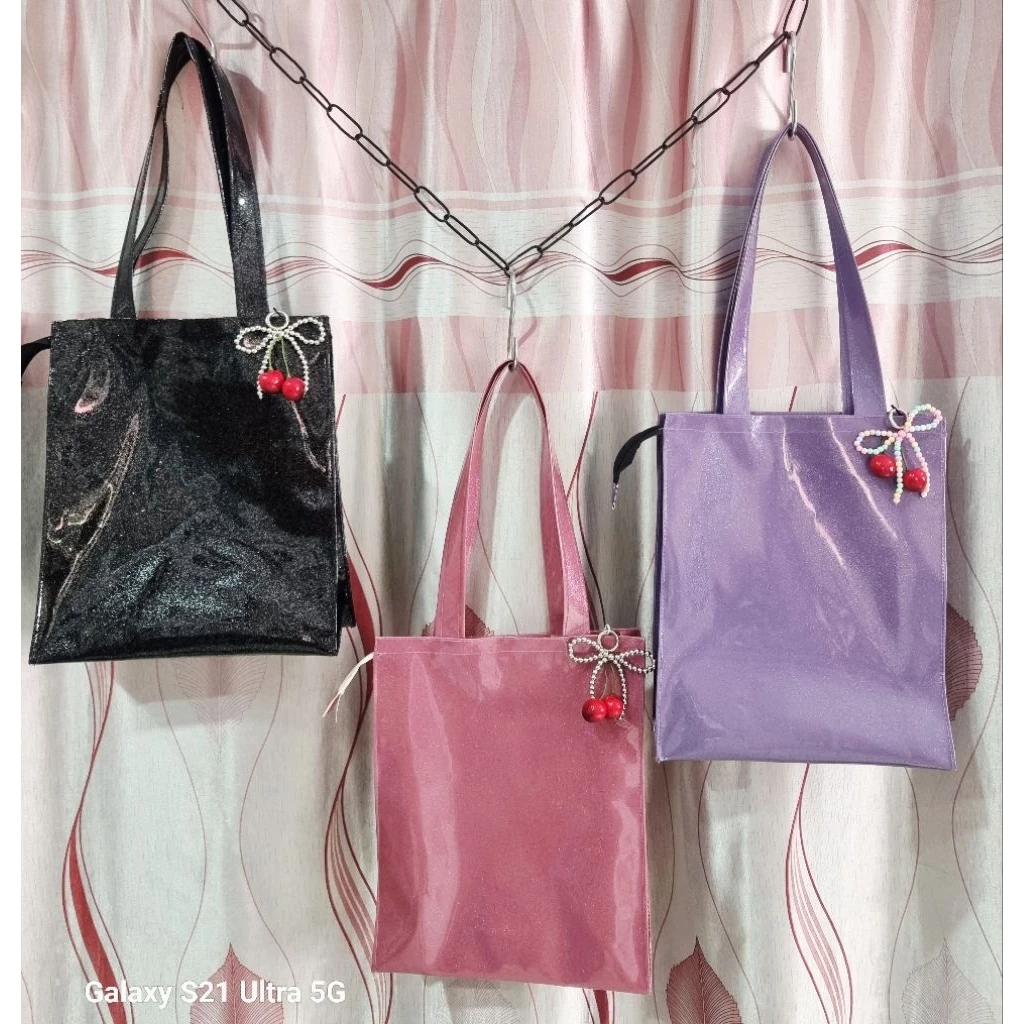 กระเป๋าสะพายข้าง pvc ทรงตั้ง ขนาดA4 พร้อมแผ่นรองก้นและพวงกุญแจ