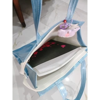 กระเป๋าสะพายข้าง pvc ทรงตั้ง ขนาดA4 พร้อมแผ่นรองก้นและพวงกุญแจ
