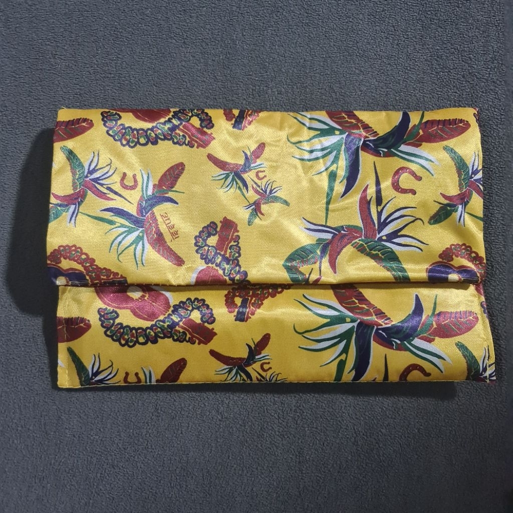 กระเป๋าครัช Issue สีเหลืองทอง