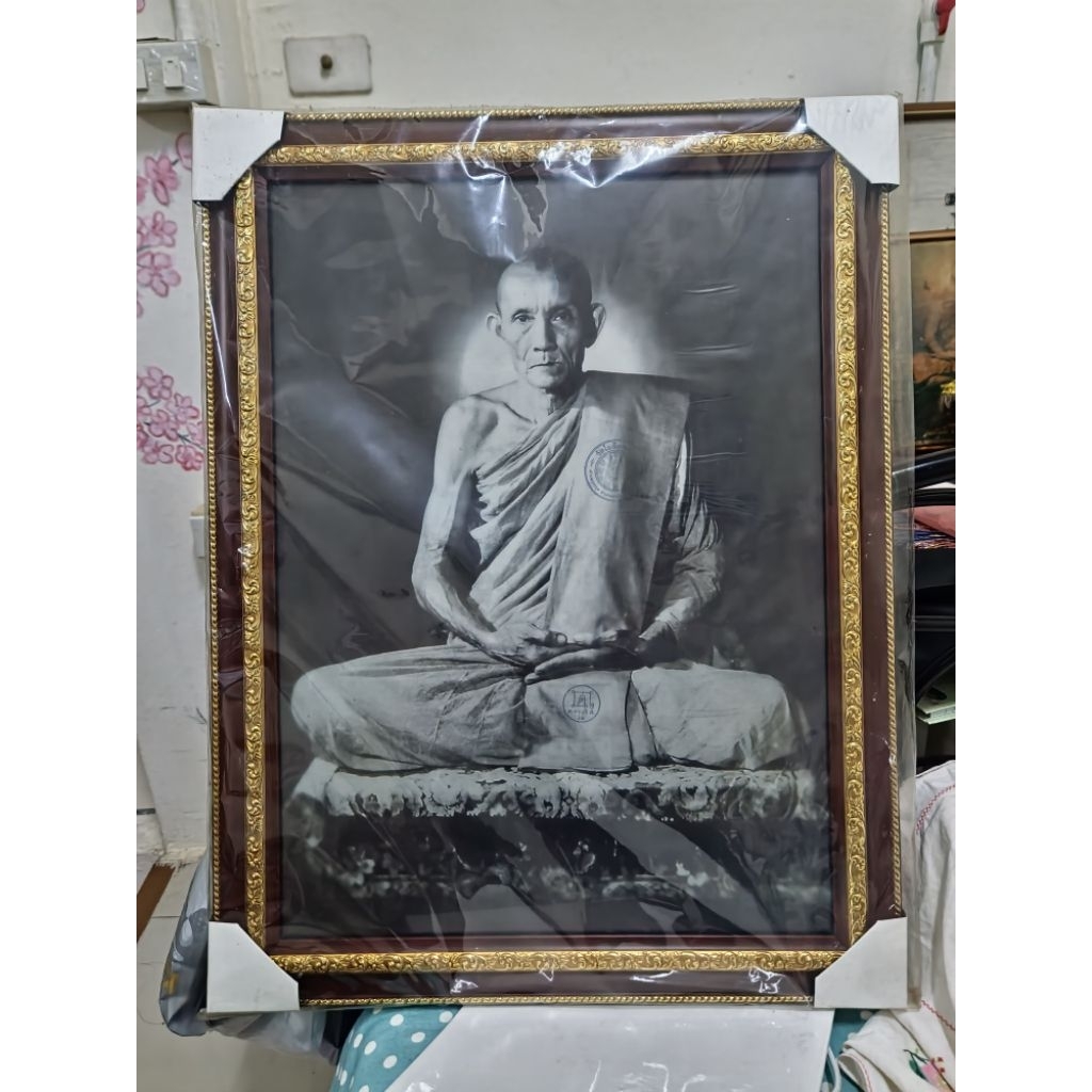 รูปถ่ายหลวงพ่อกวย ขนาดบูชา ปี58 ตรายาง กรอบเดิมวัด💯