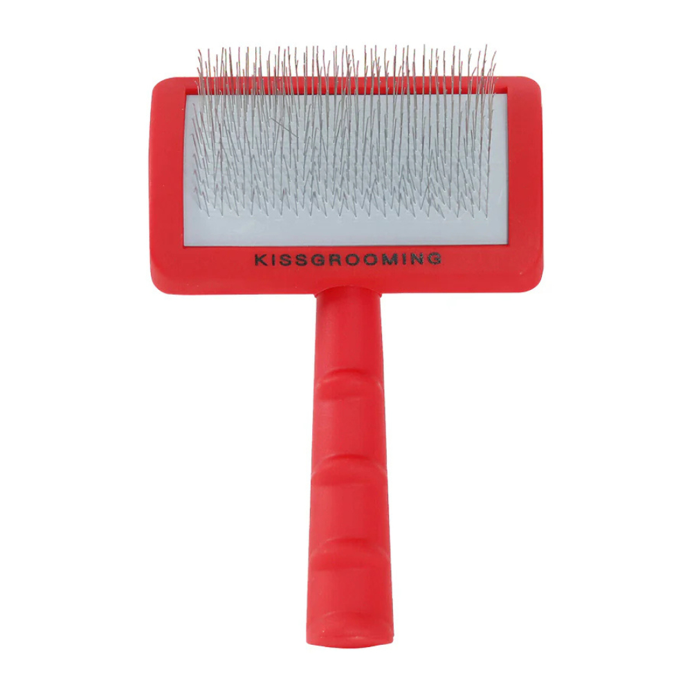 ✨ แปรงแยกขนพันกัน Kiss Grooming Long Pin Soft ✨ หน้าแปรงที่ออกแบบมาให้โค้งพิเศษ สำหรับงานแปรงขนสังกะตัง
