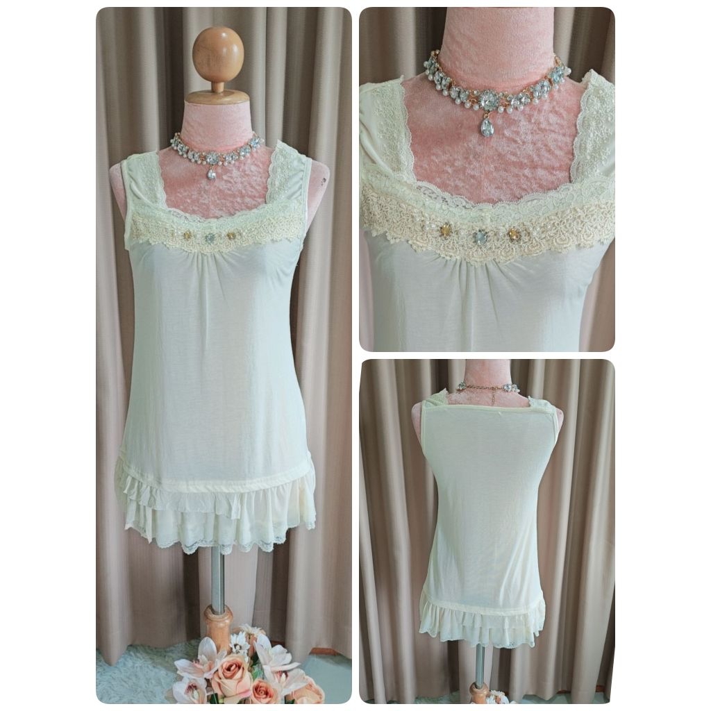 เสื้อกล้าม แบรนด์ Axes femme มือ 1 สีครีมประดับคริสตัส ชายเสื้อระบายเป็นชั้นๆ สวยมากๆคะ 💕แบรนด์ญี่ปุ