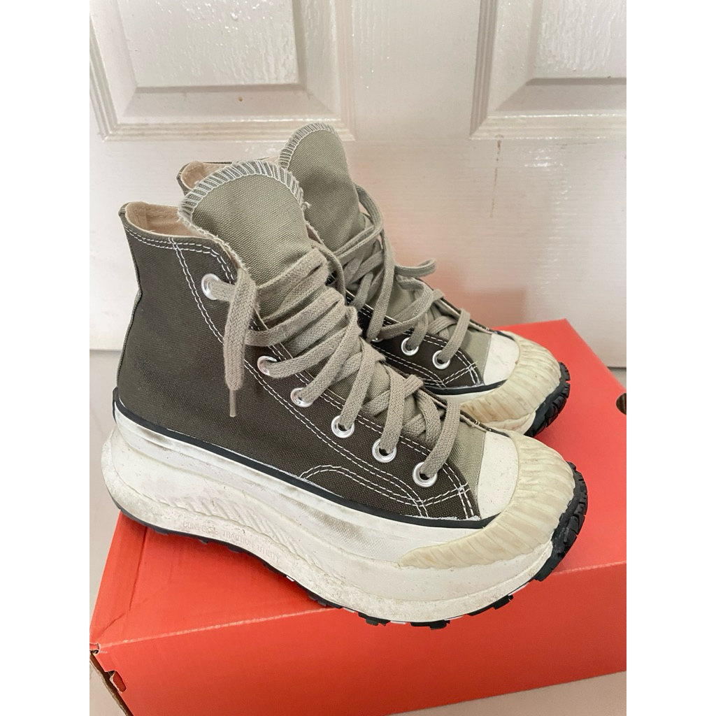 รองเท้าผ้าใบ CONVERSE
