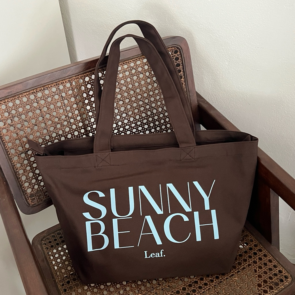(ส่วนลดหน้าแอพหาไม่เจอทักแชทนะคะ🥰) กระเป๋าผ้า sunny beach leaf (มีซิปปิด)