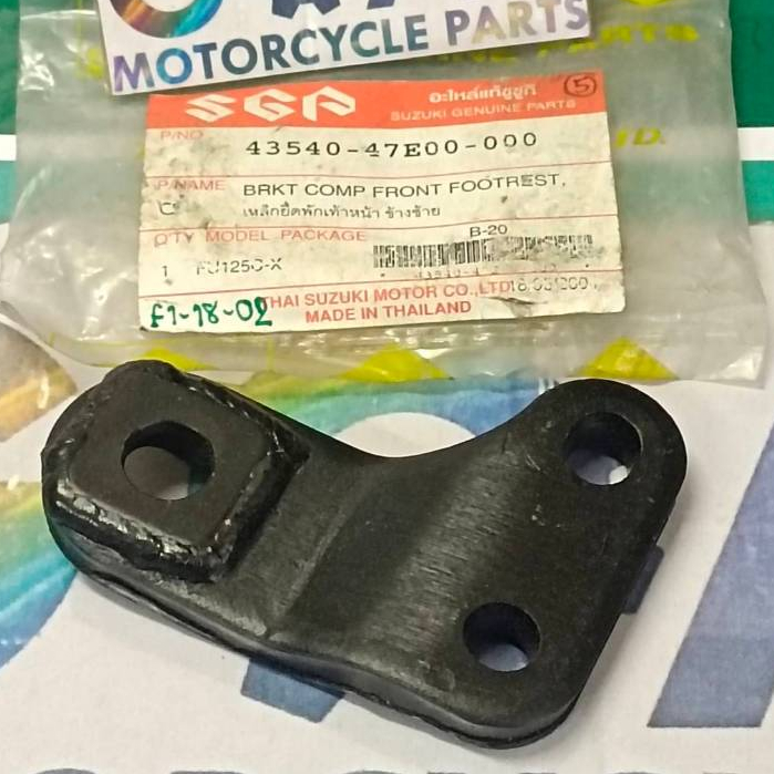 เหล็กยึดพักเท้าหน้า ข้างซ้าย สำหรับรุ่น RAIDER125 / FU125C-X แท้ศูนย์ SUZUKI รหัส 43540-47E00-000