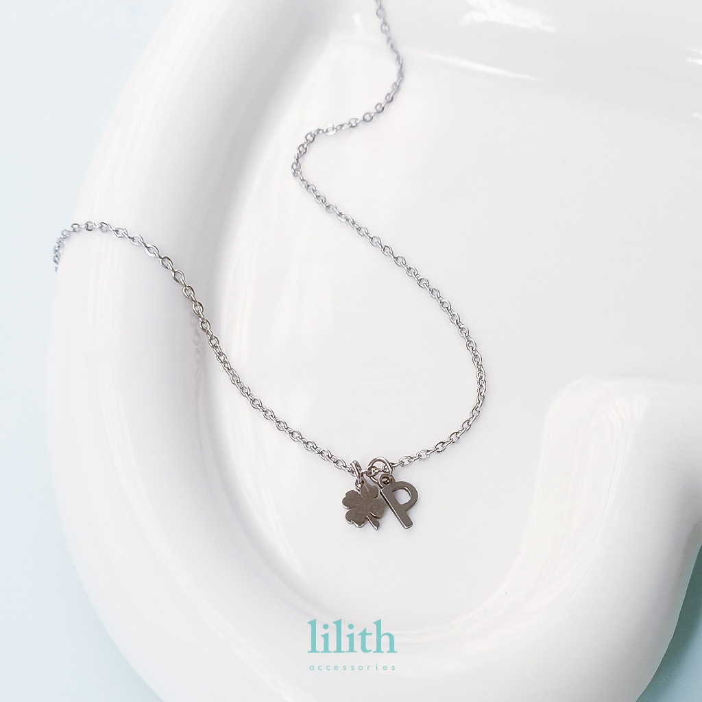 Lilith - Tiny Alphabet w/ clover charm (silver) สร้อยคอตัวอักษร ใบโคลเวอร์ สีเงิน