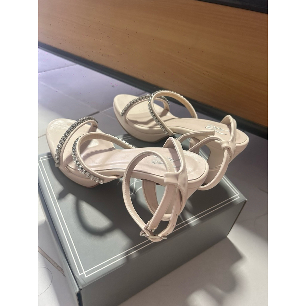 ส่งต่อรองเท้าส้นสูงมือสอง แบรนด์ TACHA