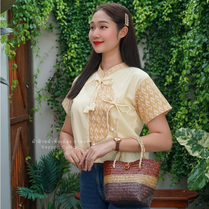 เสื้อลายขอผู้หญิง คอจีน ผูกโบว์ดอกทิวลิป แต่งกระดุมมุก