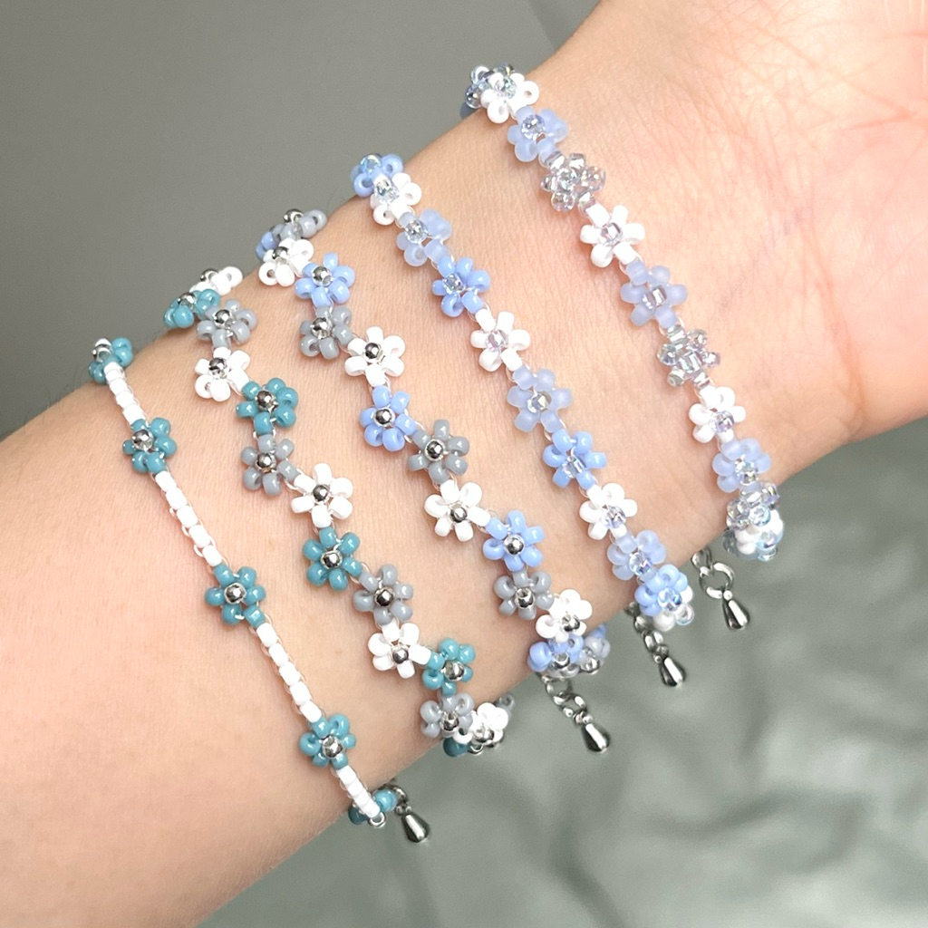 สร้อยข้อมือลูกปัดดอกไม้ ลูกปัดญี่ปุ่น สีฟ้า อ่อนหวานน่ารัก🦋