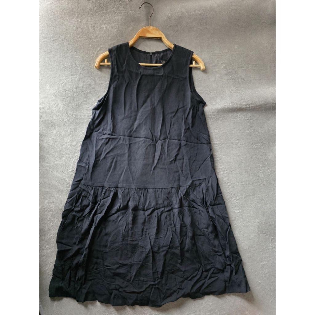 S MaxMara เดรสสีดำสวยไม่เฟดแขนกุดซิปหลังงานมีซับในกระเป๋าข้างอก36สะโพก38ยาว38(งานมือสอง)30