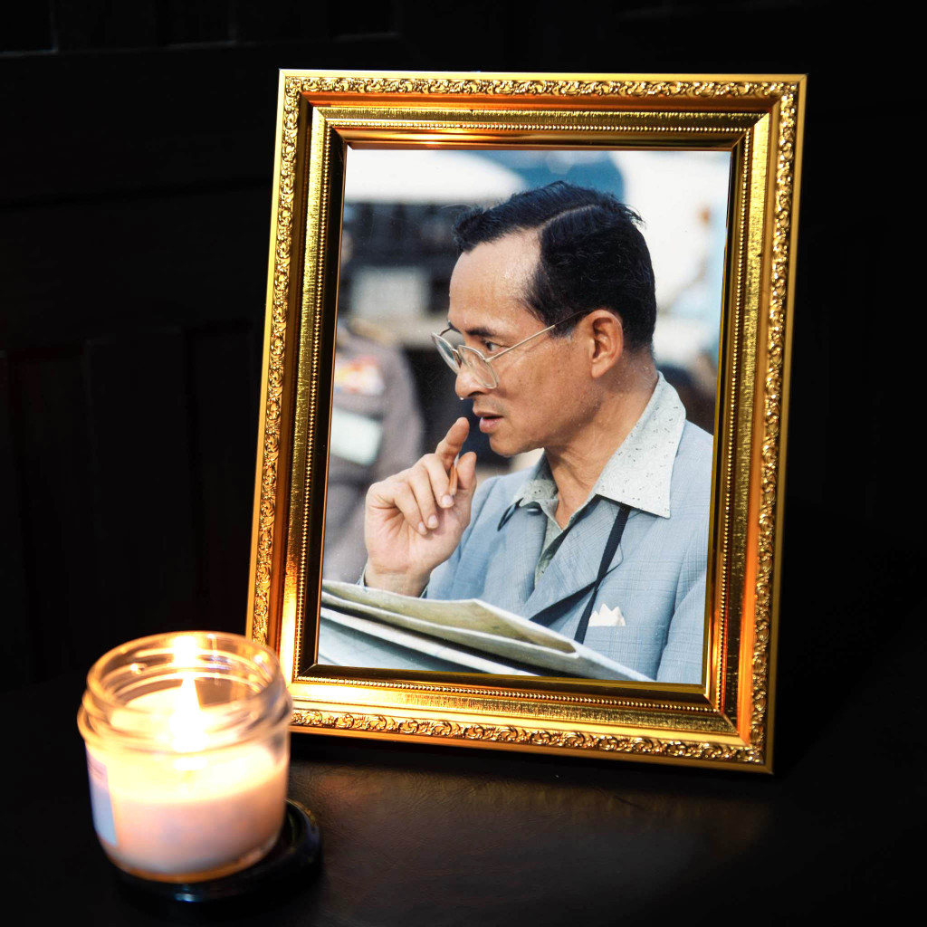 รูปในหลวงรัชกาลที่9ทรงงานพร้อมกรอบ