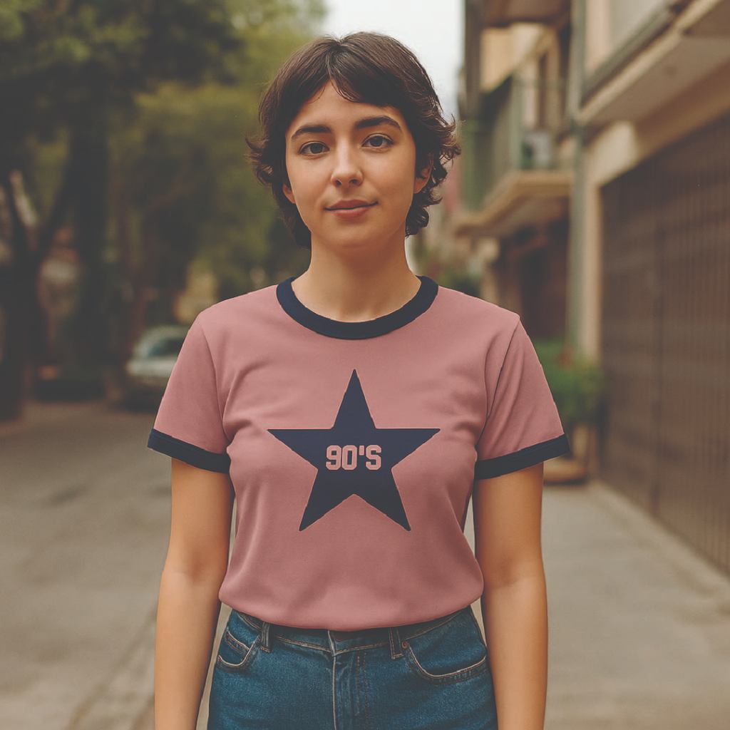 เสื้อยืดสีพื้นตัดขอบลายดาว "90’s" สไตล์วินเทจ