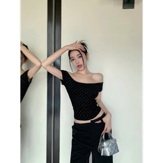 STR พร้อมส่ง🫐เสื้อยืด เสื้อปาด​ไหล่ แขนสั้น รัดรูป ติดเพชรสะท้านแสงทั้งตัว แต่งตัวง่าย ดีไซน์เรียบง่าย แฟนชั้นผู้หญิง