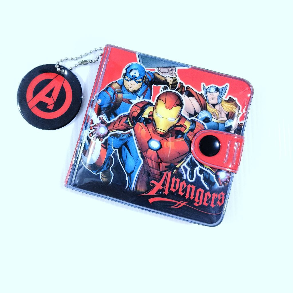 กระเป๋าตังค์เด็กลายรวมฮีโร่ Avenger แบบ2พับ พร้อมพวงกุญแจ วัสดุPVCกันน้ำ