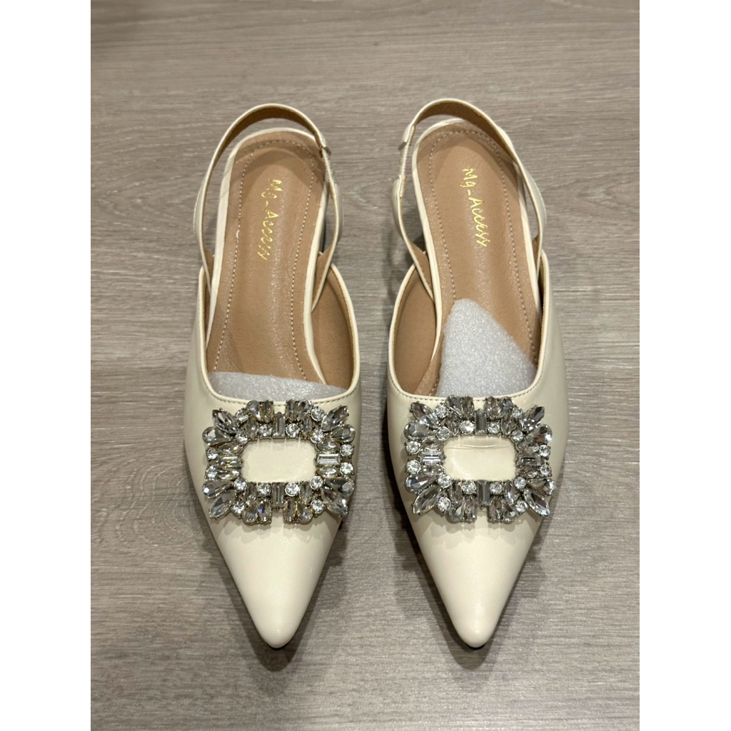 mg access รองเท้าสีขาว สวยมาก ใส่กับอะไรก็สวยค่า ดีเทลเพชรละมุนมากค่ะ
