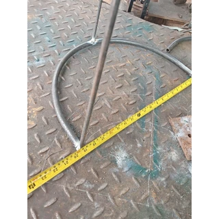 เหล็กจับปากกระสอบ​ช่วยจับปากกระสอบ​แบบตั้ง​75 cm​ปากบนกว้าง​35 cm​55 ซม​ทำจากเหล็กแป๊บกลม 12 มม​และเหล็กเส้นกลม 9 มิล​