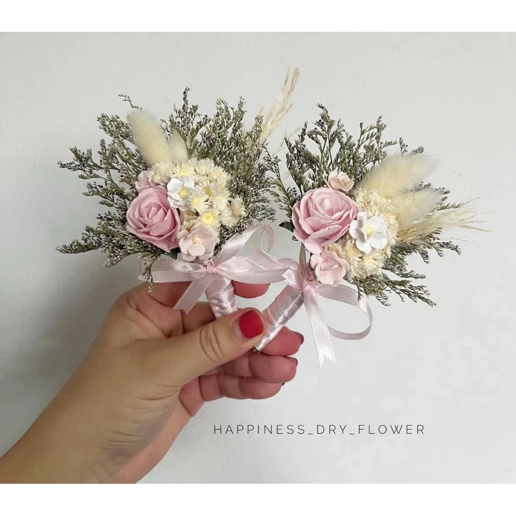 ช่อดอกไม้ติดหน้าอก “โทนสีชมพูอ่อน” สีที่ติดได้กับทุกชุด ‼️ พร้อมส่ง ‼️