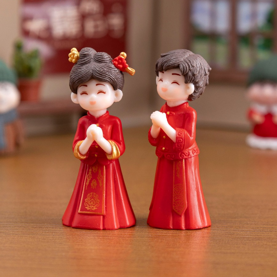 คู่รักบ่าวสาวชุดจีนสีแดง (ราคา/1คู่)  ตุ๊กตาแต่งสวน จัดสวนถาด โมเดล ตกแต่งบ้าน ของสะสม พร็อพถ่ายรูป