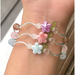 สร้อยข้อมือ💐🫧 ลูกปัดแก้ว จี้ดอกไม้เซรามิค น่ารักสดใส💐💫