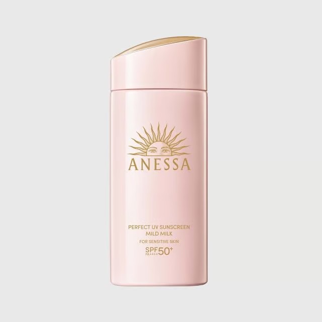 Anessa perfect UV sunscreen mild milk spf50+ 90ml. คือกันแดดจากแบรนด์ Anessa ที่โด่งดังมากและมียอดขา