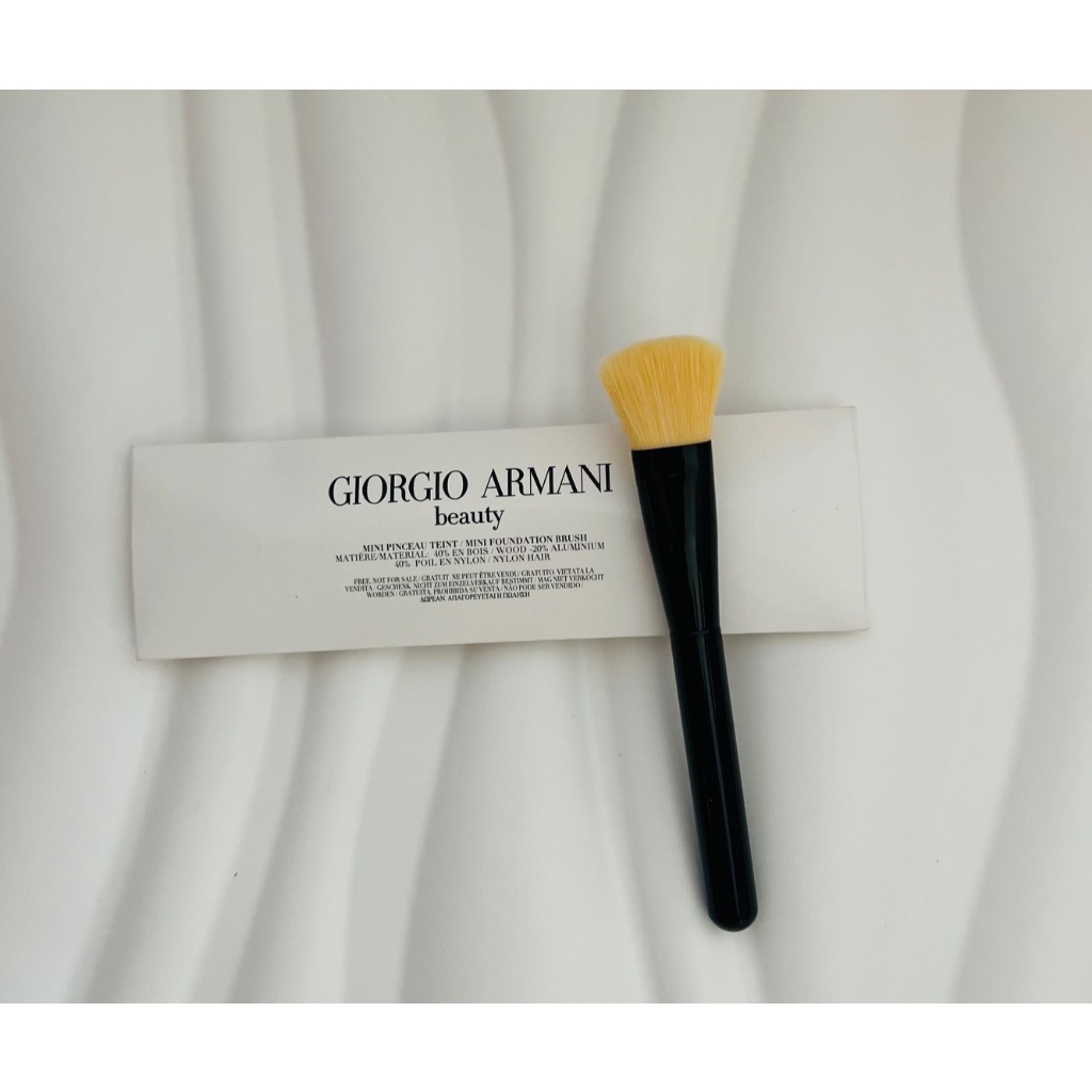 Giorgio Armani Beauty Mini Foundation Blush/ แปรงทารองพื้นขนาดพกพา