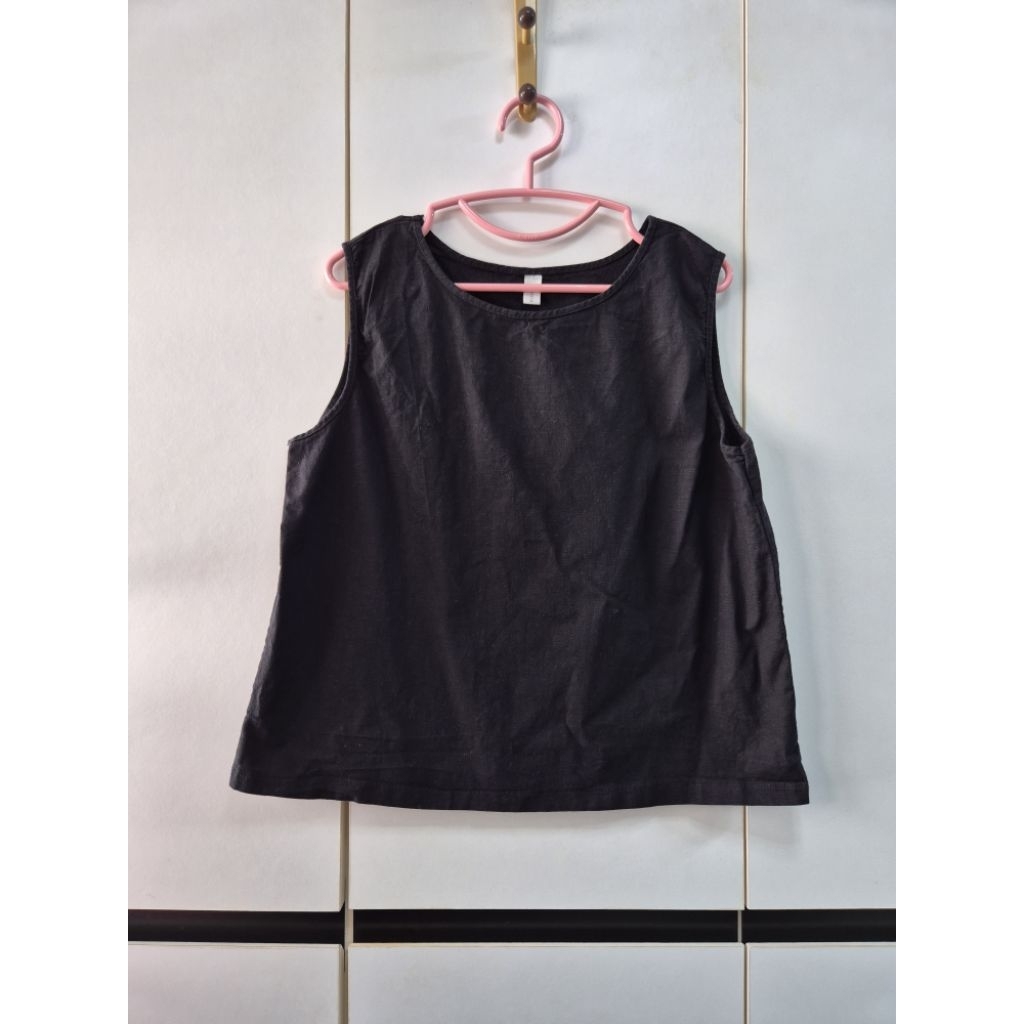 2nd Preeya Closet เสื้อแขนกุด สีดำ ผ้ายืดได้นิดหน่อย