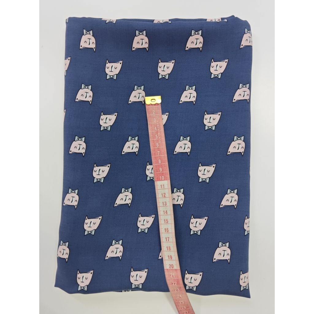 ผ้าสปัน ผ้าแมมเบิร์ต เนื้อนิ่มมาก ลายน้องเหมียว สีกรมคราม หน้ากว้าง 146 cm  #ผ้าเมตร #ผ้าหลา #ผ้าลาย